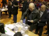 Votantes a primera hora en un colegio electoral.