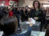 La candidata por ERC, Marta Rovira, ejerciendo su voto el 21-D, en el Casal Mossèn Guiteras en la ciudad de Vic.