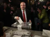 El líder del PSC Miquel Iceta, en el momento de votar el 21-D en su colegio electoral de Barcelona.