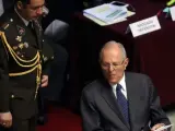 El presidente peruano, Pedro Pablo Kuczynski, al terminar su audiencia ante el pleno del Congreso de Perú, durante el debate de la moción de censura presentada en su contra.