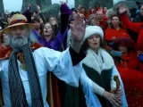 Una multitud participa en las celebraciones del solsticio de invierno en el monumento de Stonehenge en Wiltshire (Reino Unido) este viernes, 22 de diciembre de 2017.