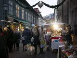 Las calles de Gotemburgo se llenan de mercadillos navide&ntilde;os en los que se puede comprar todo tipo de productos artesanales y dulces tradicionales, como almendras caramelizadas o vino caliente especiado. Los puestos instalados en la calle Haga (en la imagen), una coqueta v&iacute;a peatonal flanqueada por las t&iacute;picas viviendas de piedra y madera de la ciudad, y en los alrededores del Kronhuset, un antiguo polvor&iacute;n del siglo XVII, son los m&aacute;s concurridos.