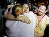 María Pérez, abraza a sus familiares tras su liberación, en las inmediaciones de El Helicoide, sede del Servicio Bolivariano de Inteligencia Nacional (SEBIN) .