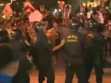 Manifestantes en Perú tras conocerse la decisión del indulto a Fujimori.