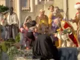 Una activista de Femen intenta robar al niño Jesús del belén del Vaticano.