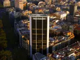 Imagen aérea de la Torre Banc Sabadell, situada en la confluencia de la calle Balmes y la avenida Diagonal de Barcelona.