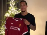 Virgil Van Dijk posa con la camiseta del Liverpool.