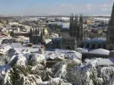 Vista de la ciudad y la catedral cubierta de nieve.