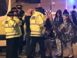 Los servicios de emergencia atienden a algunas víctimas del atentado en el Manchester Arena, al terminar el concierto de Ariana Grande.