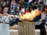 La actriz griega Katerina Lechou, en el papel de suma sacerdotisa, enciende la antorcha durante la ceremonia de entrega de la llama olímpica en el estadio Panatinaico de Atenas (Grecia). Los Juegos Olímpicos de Invierno PyeongChang 2018 se celebrarán del 9 al 25 de febrero de 2018.