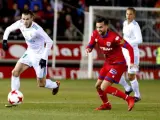 El centrocampista galés del Real Madrid Gareth Bale (i) controla el balón ante el delantero del Numancia Higinio Marín en partido de ida de octavos de final de la Copa del Rey en los Pajaritos de Soria.