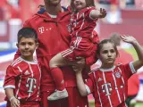 Xabi Alonso, con sus hijos, en su último partido como profesional.