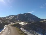 Si vas a circular en carreteras de montaña con nieve, plantéate utilizar neumáticos de invierno en lugar de poner cadenas a tus ruedas. En imagen, una instantánea del Angliru, un puerto de montaña de Asturias.