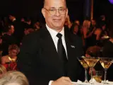 Tom Hanks sirve martinis en los Globos de Oro 2018