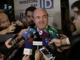 El ministro de Economía, Luis De Guindos, atiende a los medios antes de presidir el almuerzo-coloquio de la VIII edición del Spain Investors Day.