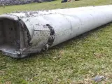 Fragmento un avión no identificado hallado en la isla de La Reunión, y que según las autoridades malasias corresponde a un Boeing 777, el mismo modelo que el avión desaparecido MH370 de la compañía Malaysian Airlines.