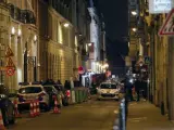 Agentes de la Policía trabajan en la entrada posterior del hotel Ritz en París.