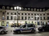Una patrulla de la Policía permanece estacionada en frente de la entrada principal del Hotel Ritz de París, tras el robo en el que cinco hombres asaltaron la joyería del lujoso establecimiento.