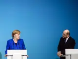 La canciller alemana, Angela Merkel, y el líder del Partido Socialdemócrata (SPD), Martin Schulz, en rueda de prensa.