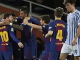 Los jugadores del Barça celebran uno de sus goles en Anoeta.