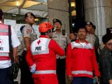 Efectivos de emergencias trabajan para evacuar el edificio de la Bolsa en Yakarta.
