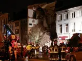 Los bomberos inspeccionan los escombros, en Amberes (Bélgica), después de que un edificio colapsara tras una explosión.