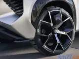 Nissan se ha inspirado en las herramientas mecánicas para crear unas llantas de aleación de 21 pulgadas de diámetro. Sus neumáticos son de tipo todoterreno.
