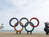 Las mascotas de los Juegos Olímpicos de Invierno 2018 Soohorang (i) y Bandabi (d) posan junto a los anillos olímpicos en la playa Gyeongpo en Gangneung (Corea del Sur).