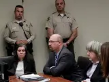 Louise Turpin (izq.) y David Turpin (segundo por la dcha.), la pareja que mantuvo secuestrados a sus 13 hijos en condiciones insalubres, asisten a la lectura de los cargos presentados contra ellos en un tribunal de Riverside, California (EE UU).