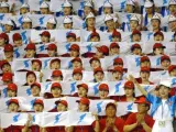 Un grupo de estudiantes sostienen la bandera unificada de Corea.
