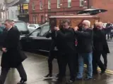 El féretro con el cuerpo de la cantante Dolores O'Riordan, a su llegada a la iglesia de san José en Limerick.