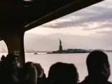 La Estatua de la Libertad, vista desde el ferry de Staten Island, en Nueva York (EE UU).