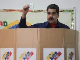 El presidente venezolano, Nicolás Maduro, deposita su voto en Caracas, durante las elecciones municipales celebradas en Venezuela.