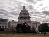 El Capitolio, el edificio que alberga las dos cámaras del Congreso de los Estados Unidos (la Cámara de Representantes, en el ala sur, y el Senado, en el ala norte), en Washington DC.