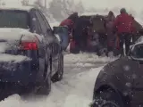 Gente empujando un coche atrapado en la AP-36.