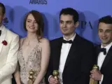 El actor Ryan Goslin, la actriz Emma Stone, el director Damien Chazelle y el compositor Justin Hurwitz posan tras recibir los Globos de Oro.