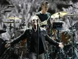 La banda irlandesa U2, con su líder y cantante Bono, durante su actuación en el Estadio Olímpico de Barcelona, en el único concierto en España de su gira mundial 'U2: The Joshua Tree Tour 2017'.