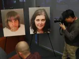 Fotografías de David Turpin y Louise Turpin expuestas durante la conferencia de prensa en la que se anunciaron los cargos en su contra, en relación con el caso de abuso a sus 13 hijos en su hogar de Riverside, California (EE UU).