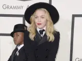 Madonna y su hijo David Banda Mwale posan a su llegada a la 56 edición de los premios Grammy.