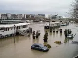 Vista de una zona inundada a orillas del río Sena en París (Francia). Las fuertes lluvias han contribuido a la subida del nivel del agua lo que ha causado pequeñas inundaciones.