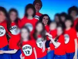 David Allen Turpin y Louise Anna Turpin, con sus hijos, en una foto publicada en Facebook donde los hermanos visten camisetas numeradas desde "cosa 1" hasta "cosa 13".