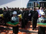 Honras fúnebres por los cinco policías que perdieron la vida en un atentado con explosivos contra un cuartel en Barranquilla, Colombia, cuya autoría se atribuyó el Frente de Guerra Urbano del Ejército de Liberación Nacional (ELN).
