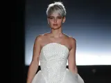 La modelo Laura Escanes desfila en la Semana de la Moda de Barcelona 2018.