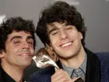 Javier Ambrossi y Javier Calvo posan con su premio Ferroz por 'La llamada'.