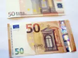 Imagen del nuevo billete de 50 euros (abajo) junto a el actual (arriba), durante una presentación en la sede del Bundesbank, en Fráncfort (Alemania).