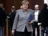 La canciller alemana, Angela Merkel, en un receso durante las negociaciones en Berlín para formar una alianza de Gobierno en Alemania.