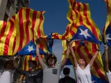 Activistas independentistas, durante el 'paro general' en Cataluña del martes, 3 de octubre / EFE