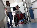 Álvaro, afectado por atrofia muscular espinal, junto a su madre en el centro de rehabilitación Dacer.