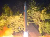 Fotografía de archivo del 28 de julio de 2017, cedida por la Agencia Central de Noticias de Corea del Norte (KCNA), del lanzamiento de un segundo misil de prueba ICBM Hwasong-14, en un lugar sin identificar en Corea del Norte.