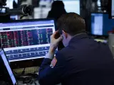 Corredores reaccionan durante el cierre de la Bolsa de Nueva York, tras las fuertes pérdidas registradas por el Dow Jones.